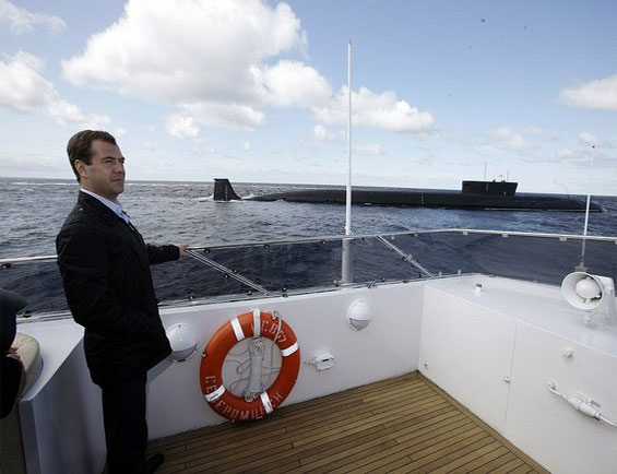 Dmitry_Medvedev_near_Yury_Dolgorukiy_submarine.jpg