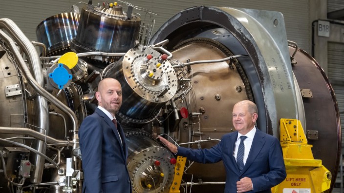 Bundeskanzler Scholz bei Siemens Energy Nord-Stream-Gasturbine