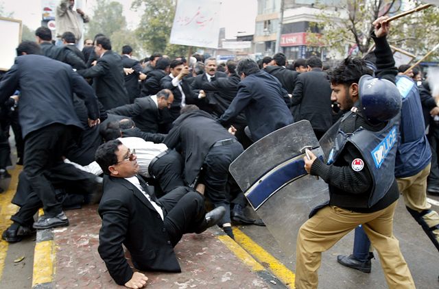 Lawyers-Clash-with-Police-Mar-07-Pakistan1.jpg