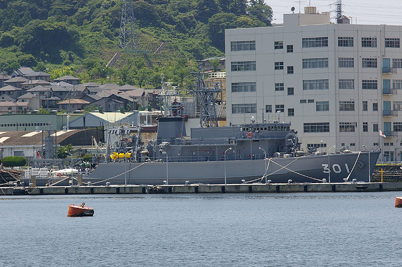 800px-JMSDF_MSO_301_Yaeyama.JPG