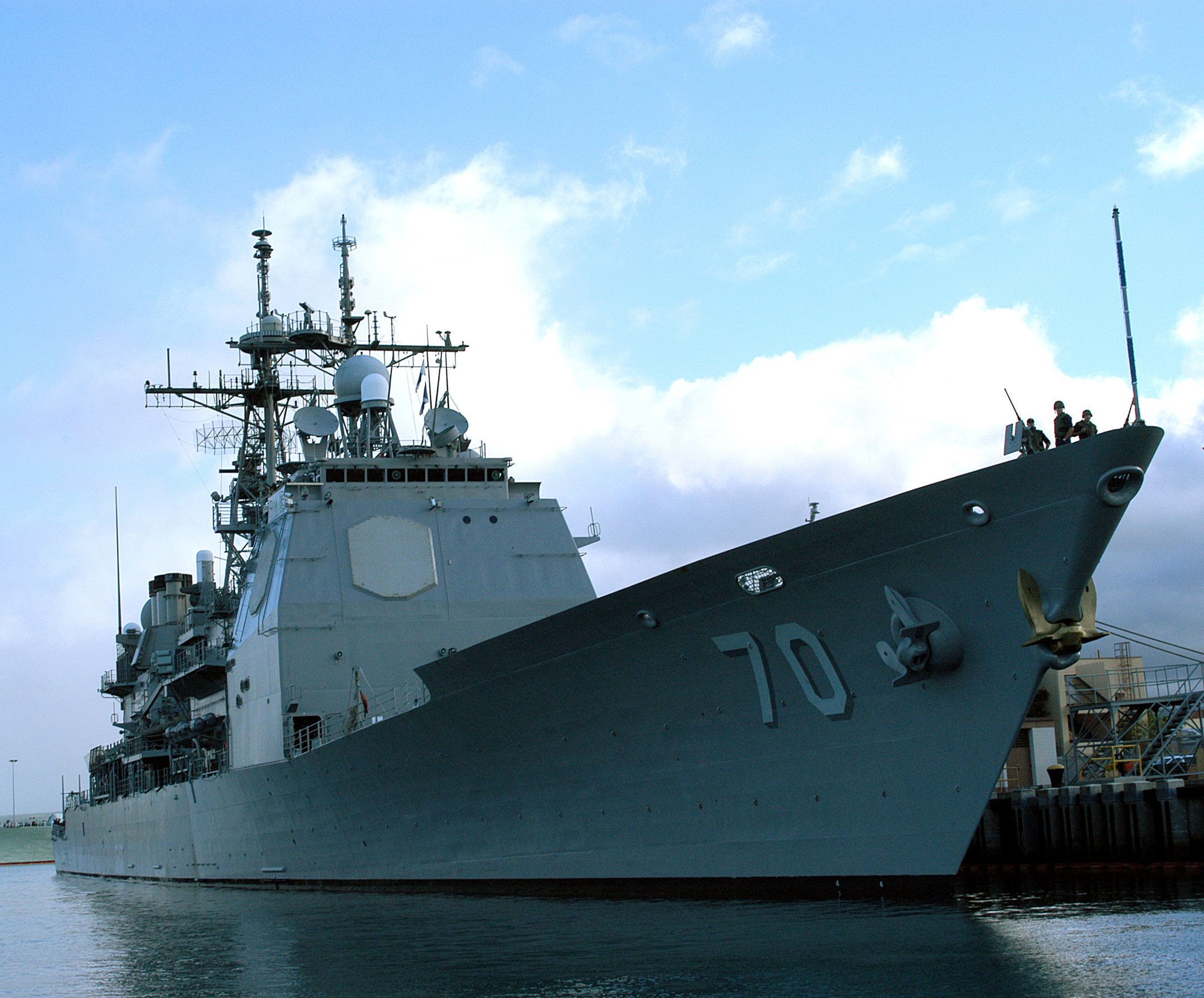 USS_Lake_Erie_in_port_04017003.jpg