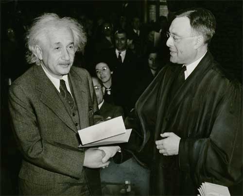 photo_2010_03_20_albert_einstein_becoming_american.jpg