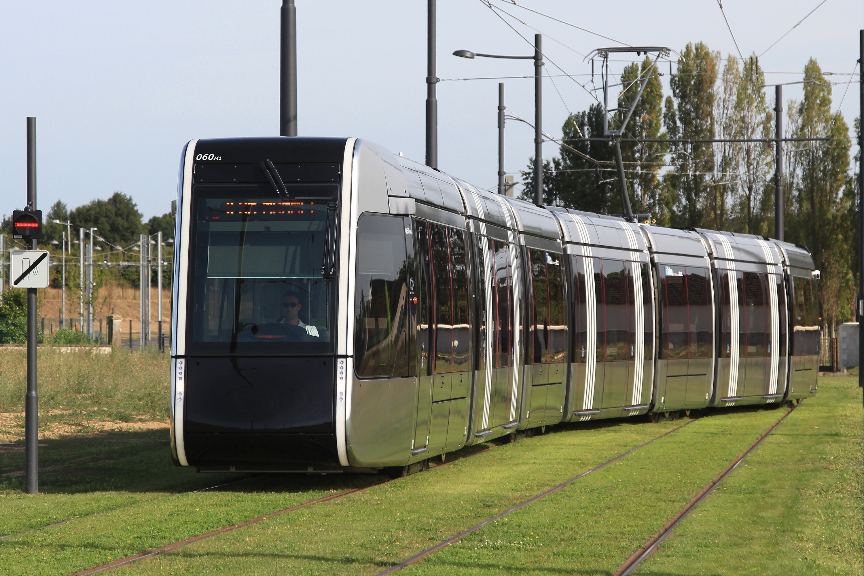 Citadis_n%C2%B060_Vaucanson_trottoir_(tram_Tours)_par_Cramos.JPG