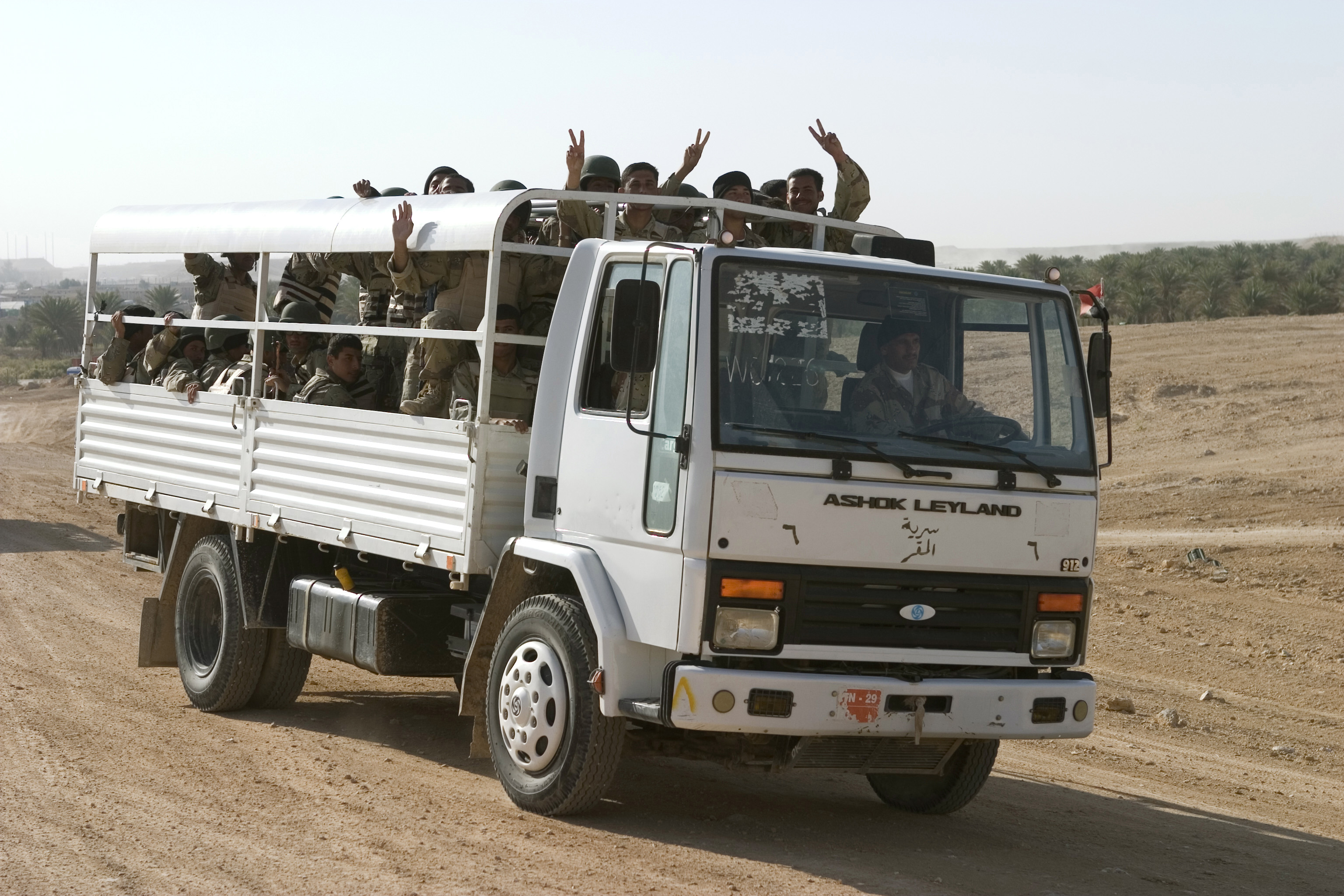 Iraqi_Ashok_Leyland_truck.jpg