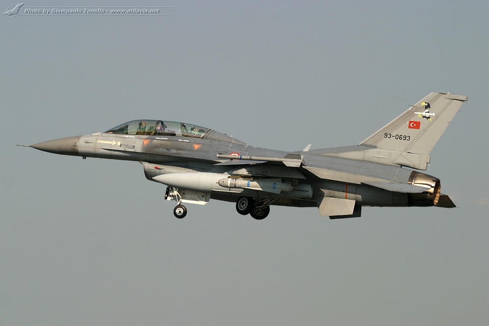 elite2006_12_f-16d.jpg