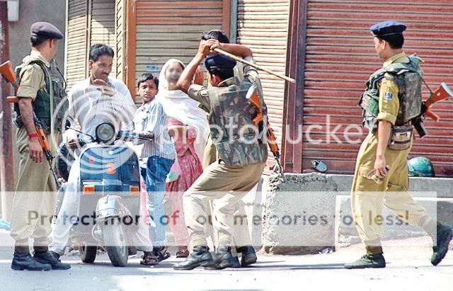 indianpoliceKashmir.jpg