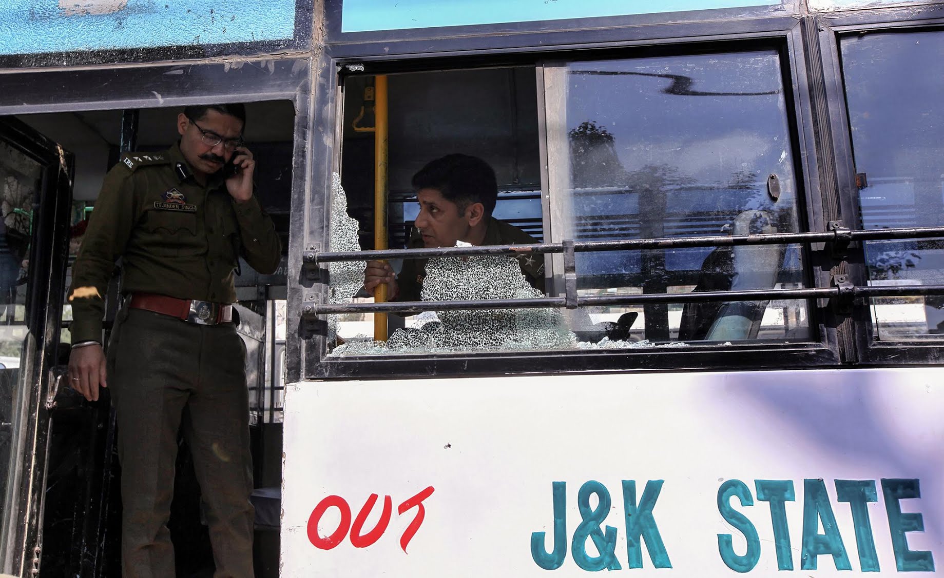 kashmir-bus-explosion-1.jpg