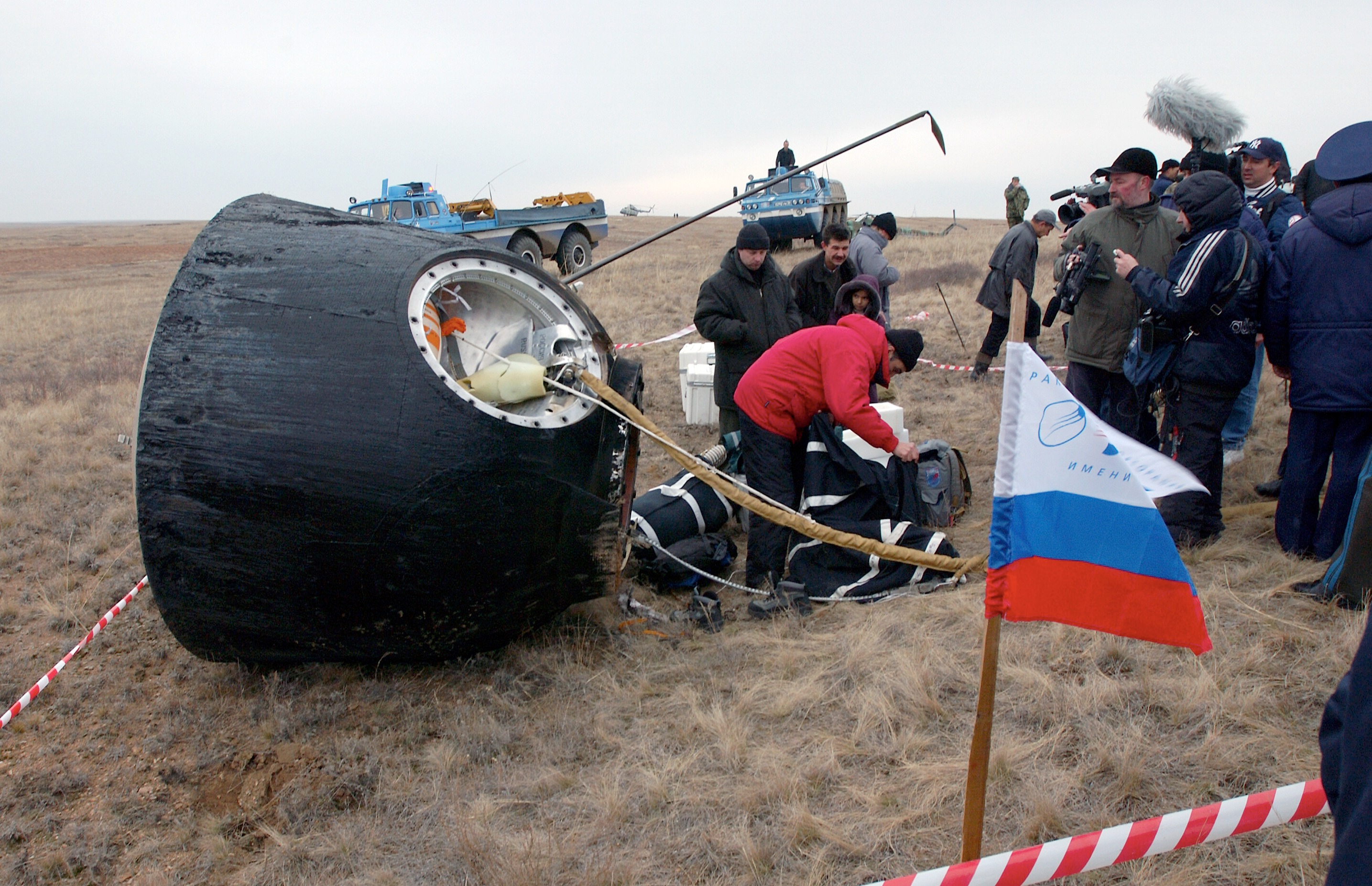 Soyuz_TMA-2_after_landing.jpg