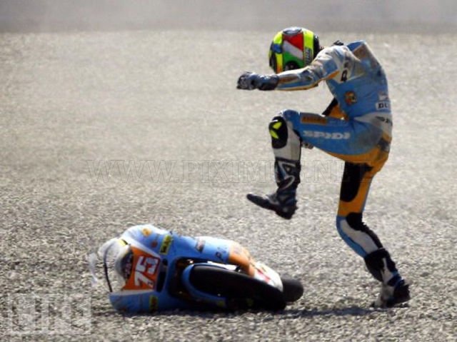 stunning-images-of-frightening-motorcycle-crashes-2.jpg