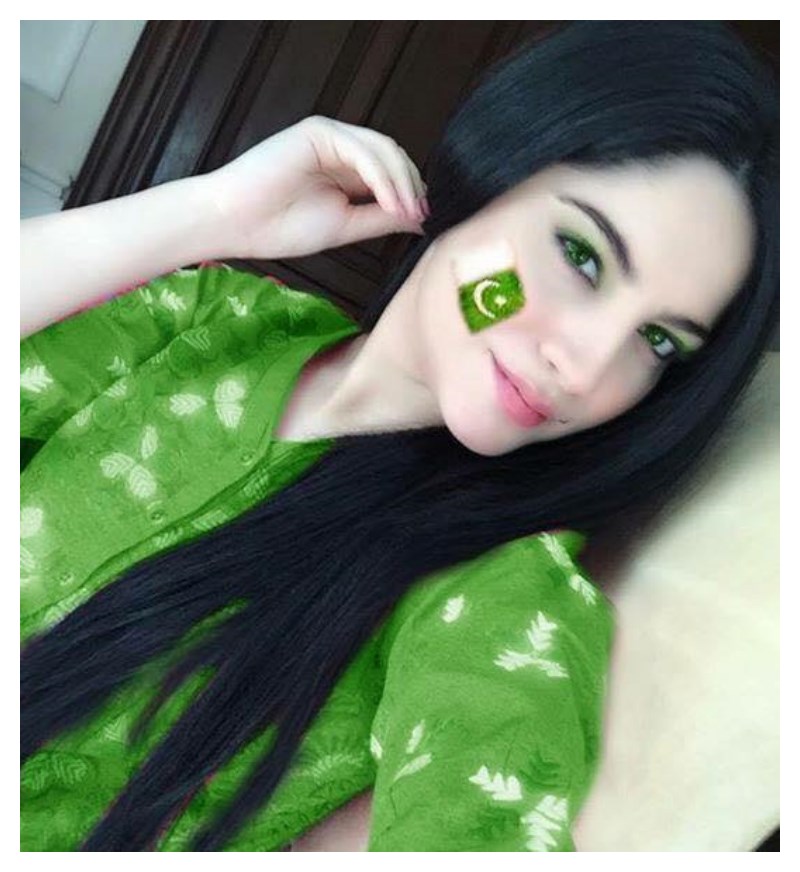 Neelam-Muneer-Flag-on-Face.jpg