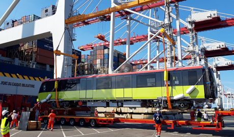 The first of a total 10 trains of the Nhon-Hanoi Railway Station route was transported by ship from Dunkirk Port (France) on September 9. During the journey, the ship docked at Klang Port (Malaysia) before reaching Vietnam.