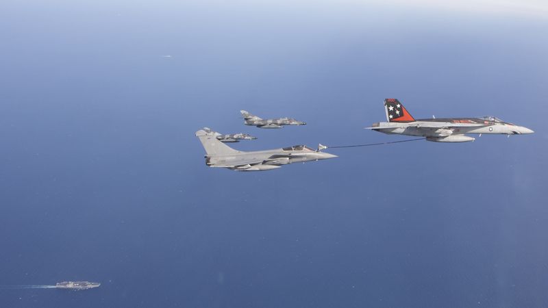 Rafale-refuels-from-Super-Hornet.jpg