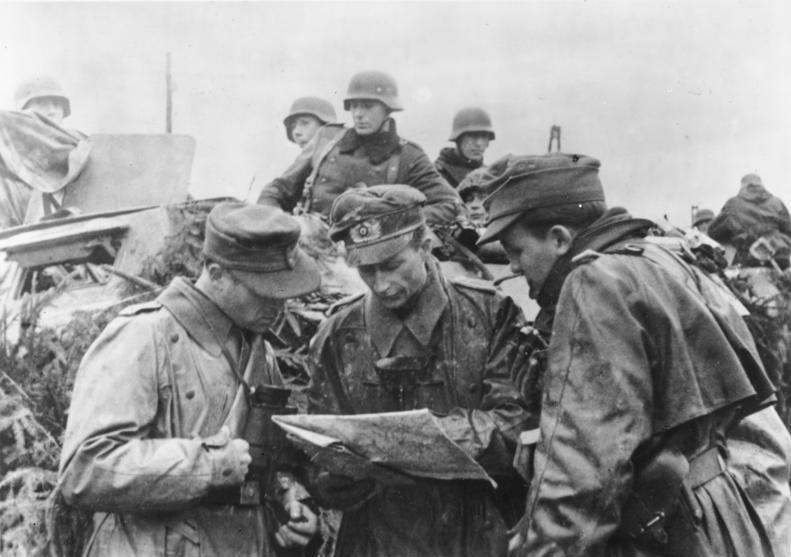 Bundesarchiv_Bild_183-J28477,_Ardennenoffensive,_Lagebesprechnung.jpg