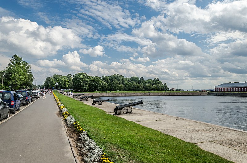 800px-Italian_pond_in_Kronstadt.jpg