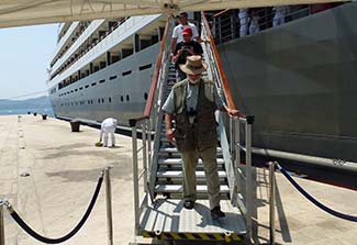 austral-gangway-passengers-going-ashore-325-p1090946.jpg