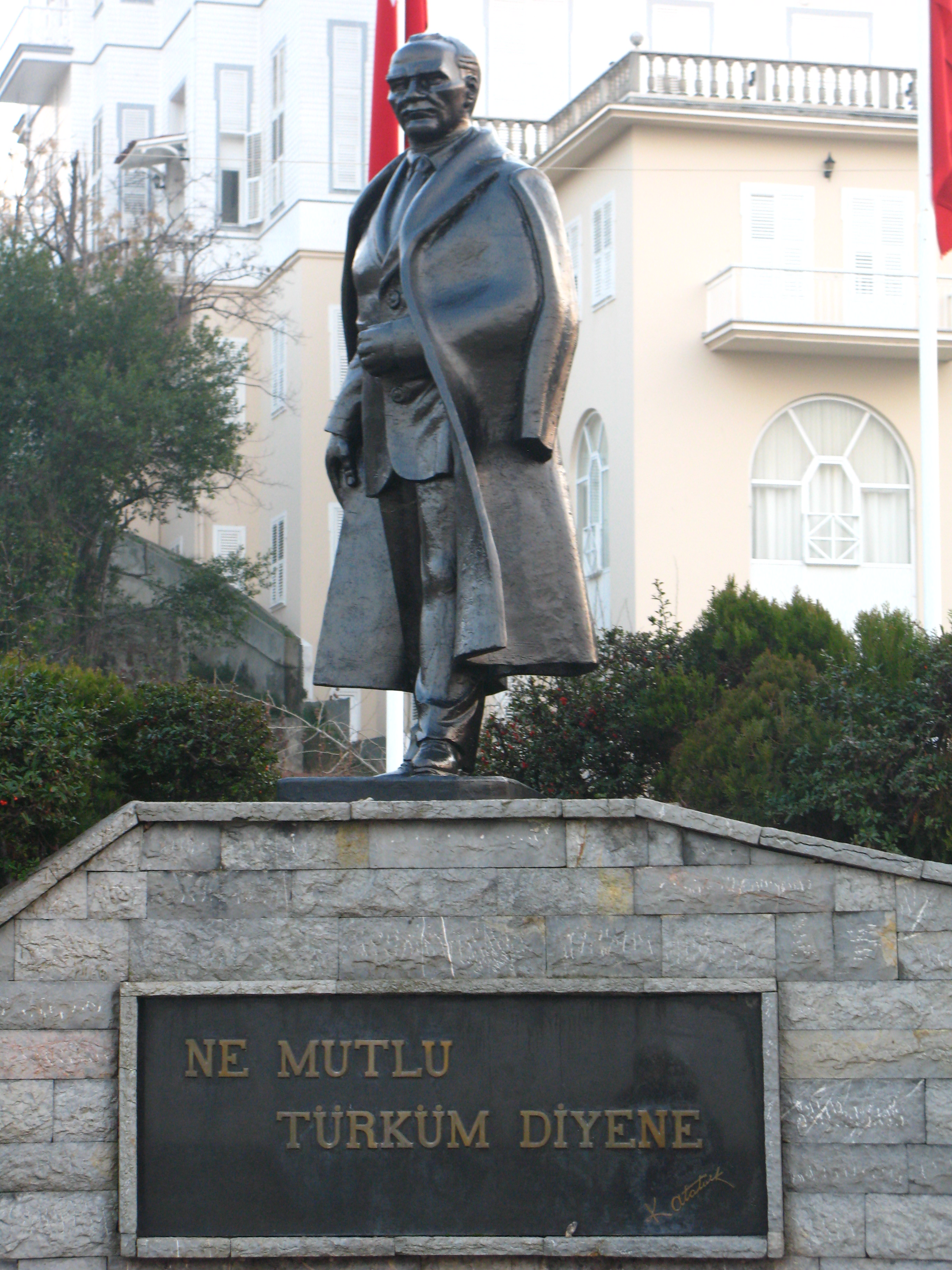 Kemal_Ataturk_statue_in_B%C3%BCy%C3%BCkada.JPG