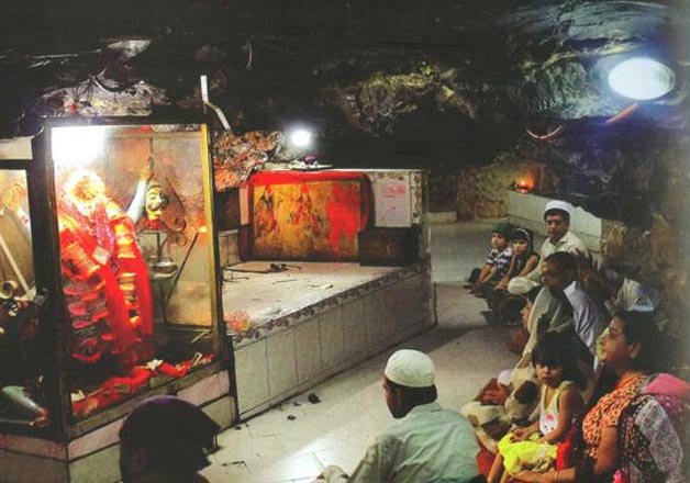 IndiaTv49395a_muslim-praying-in-temple.jpg