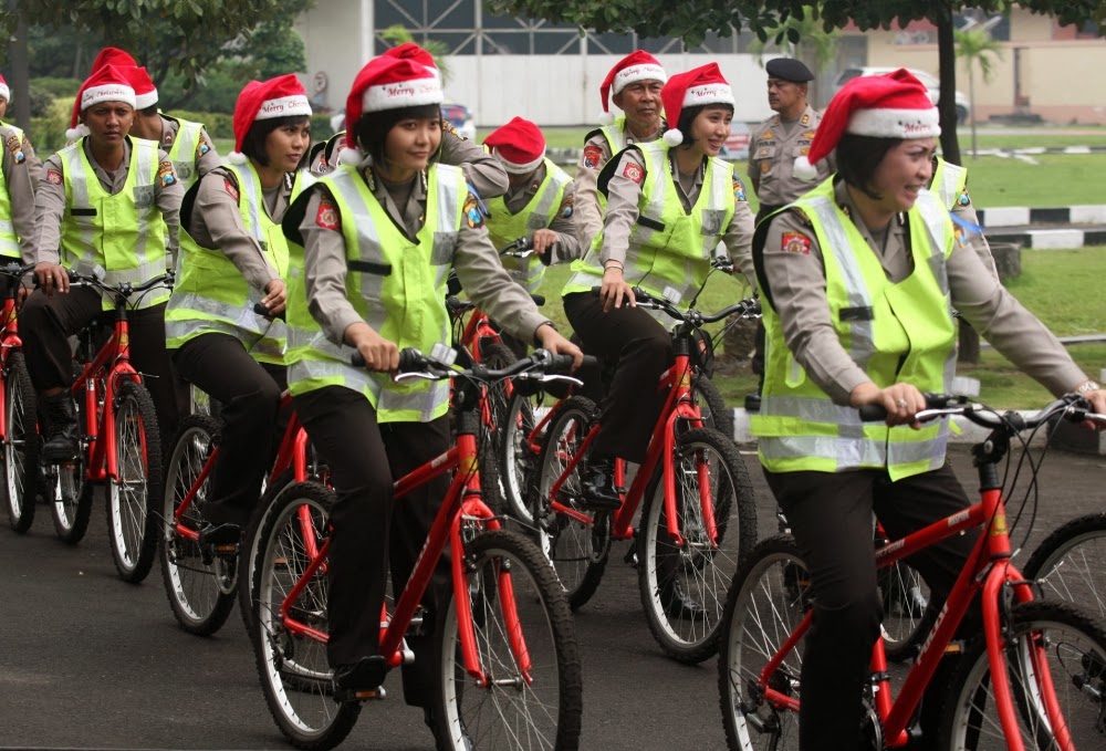 indonesia_christmas_jak101-2012dec21_084409_250-ay_100198806.jpg