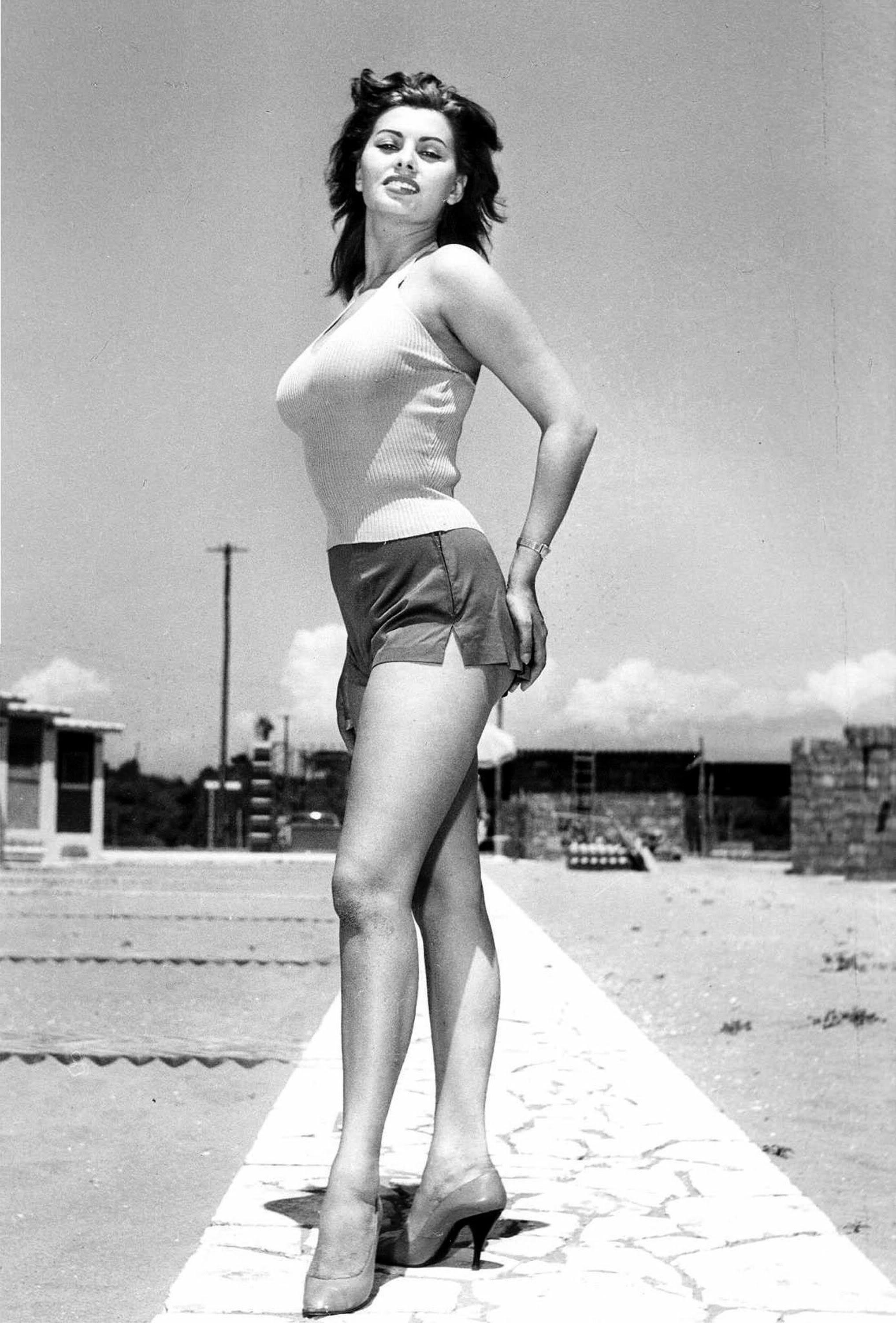 168487_sophia-loren-in-shorts-1328508005-7923.jpg