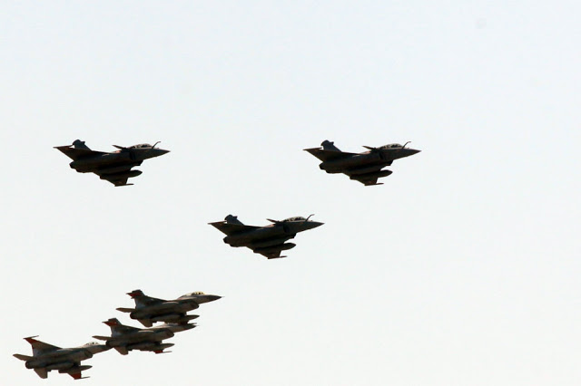 Egyptian-Rafales-over-Cairo-tower-2.jpg