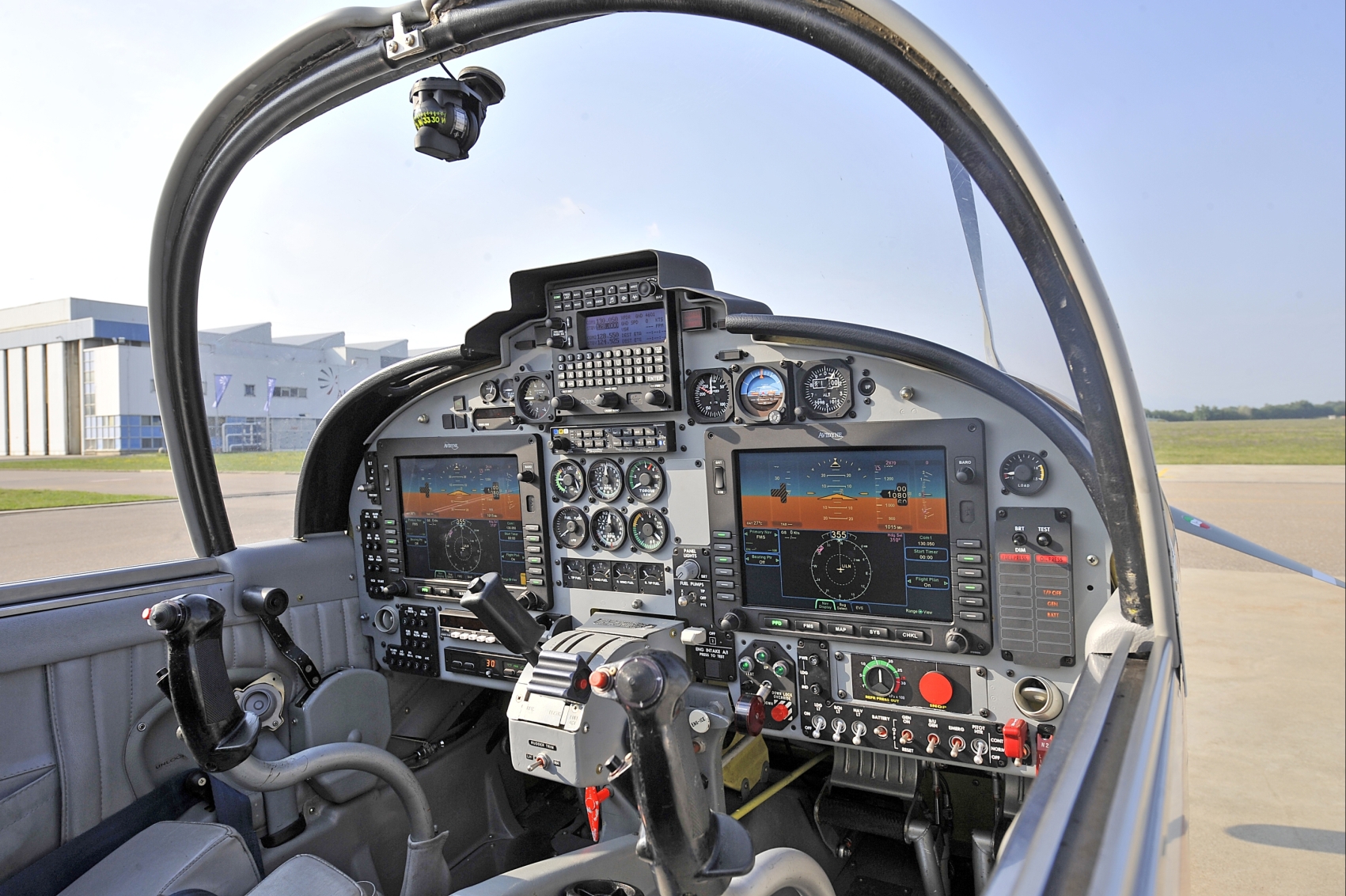 SF-260TP-new-glass-cockpit_8750.jpg