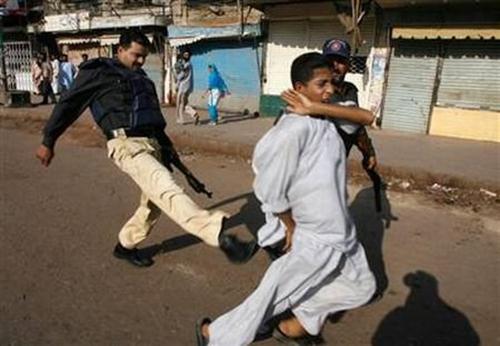 285666,xcitefun-actual-pakistani-police-performance-4.jpg