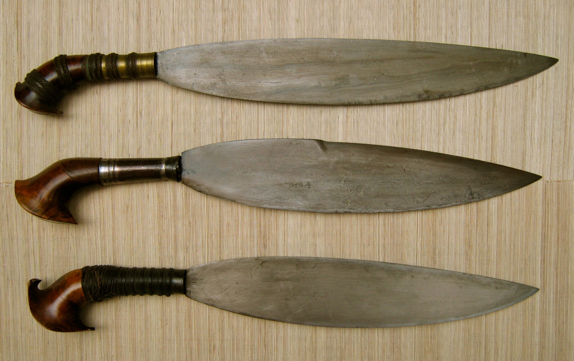 Moro_barung_barong_swords_three_samples.jpg