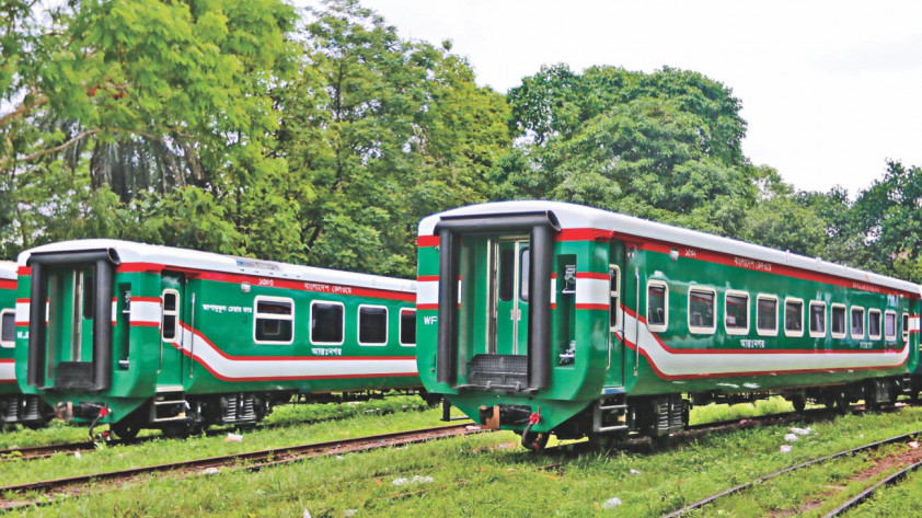 green_red_train_waiting_for_eid.jpg