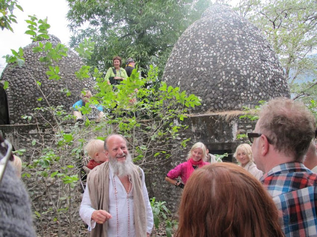 meditation-retreat-rishikesh-maharishi-ashram-thom-knoles.jpg