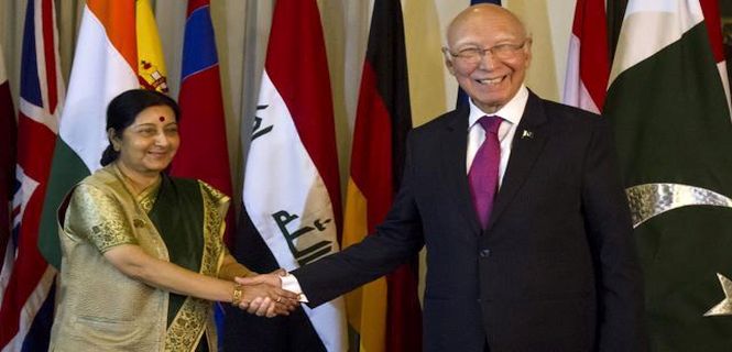 Sushma_Swaraj_Sartaj_Aziz.jpg