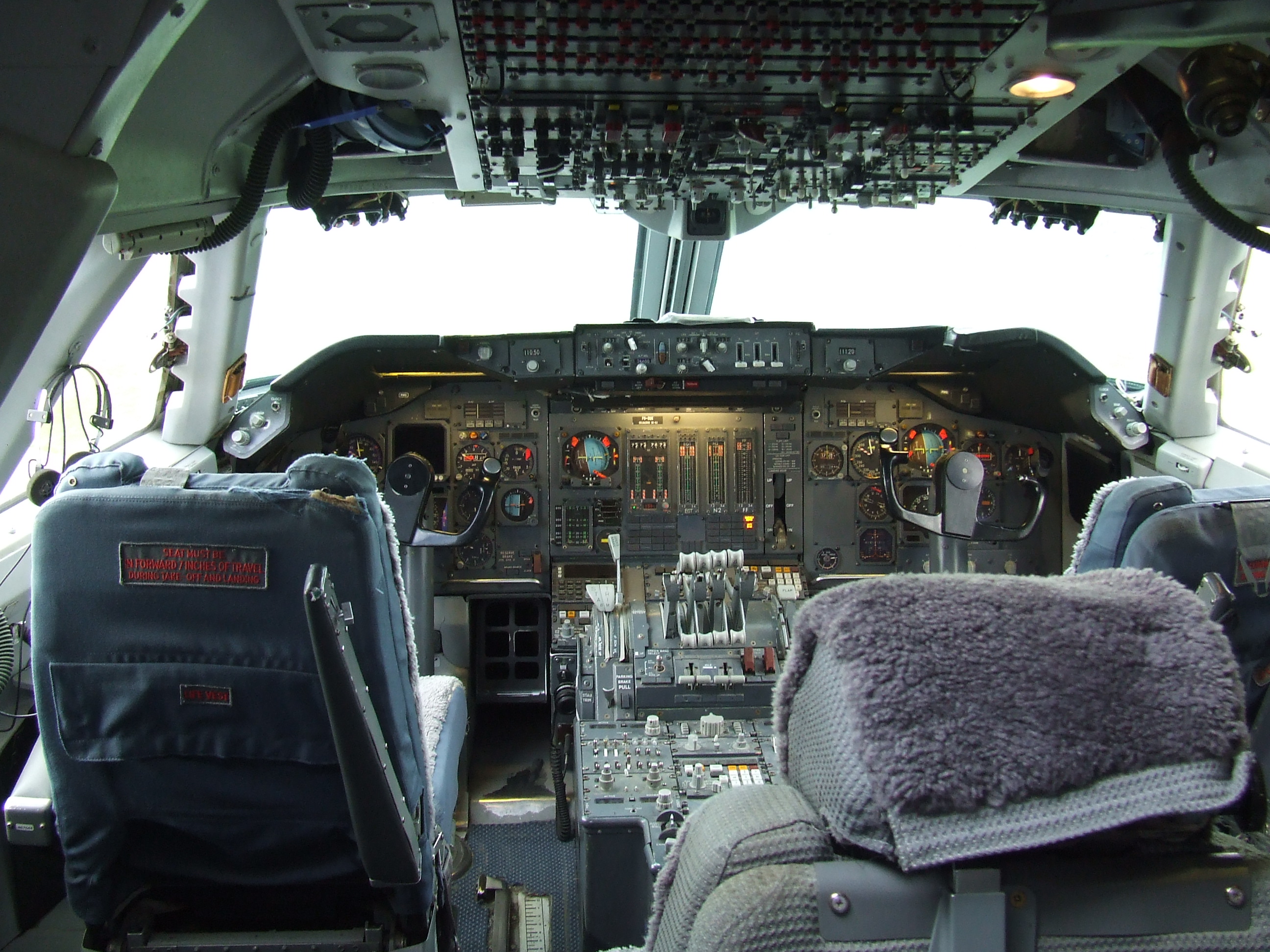 Cockpit_of_Boeing_747-200_(PH-BUK)_at_Aviodrome_Lelystad.JPG