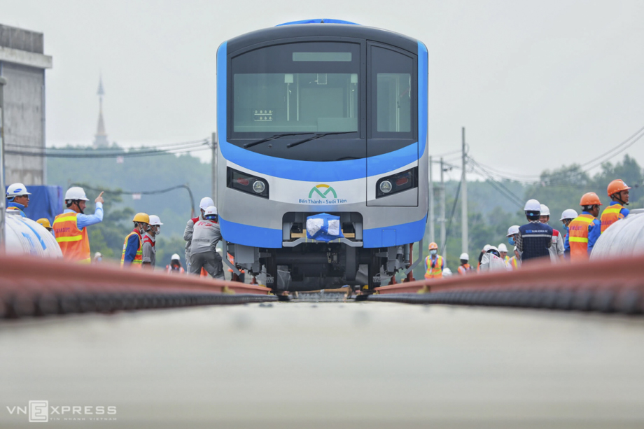 Each coach measures 21 meters in length, three meters high, four meters wide, and weighs 37 tons. It takes around ten minute from the crane to pick each coach from the trailer truck and put it on the track, which is 200 meters long.