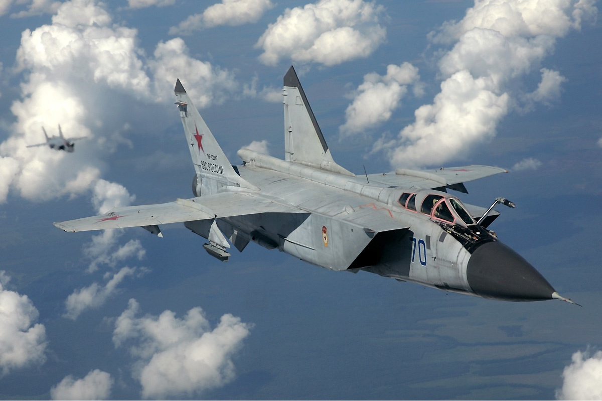 Russian_Air_Force_MiG-31_inflight_Pichugin.jpg