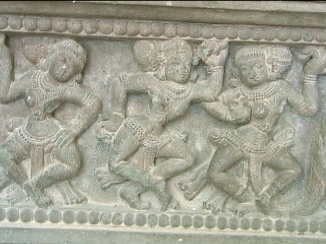 Apsaras_on_Tra_Kieu_Pedestal.jpg