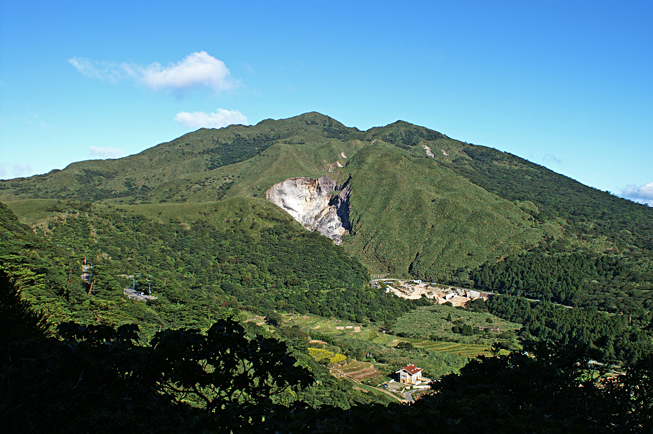 Chihsingshan%2C_Tatun_volcanoes.jpg