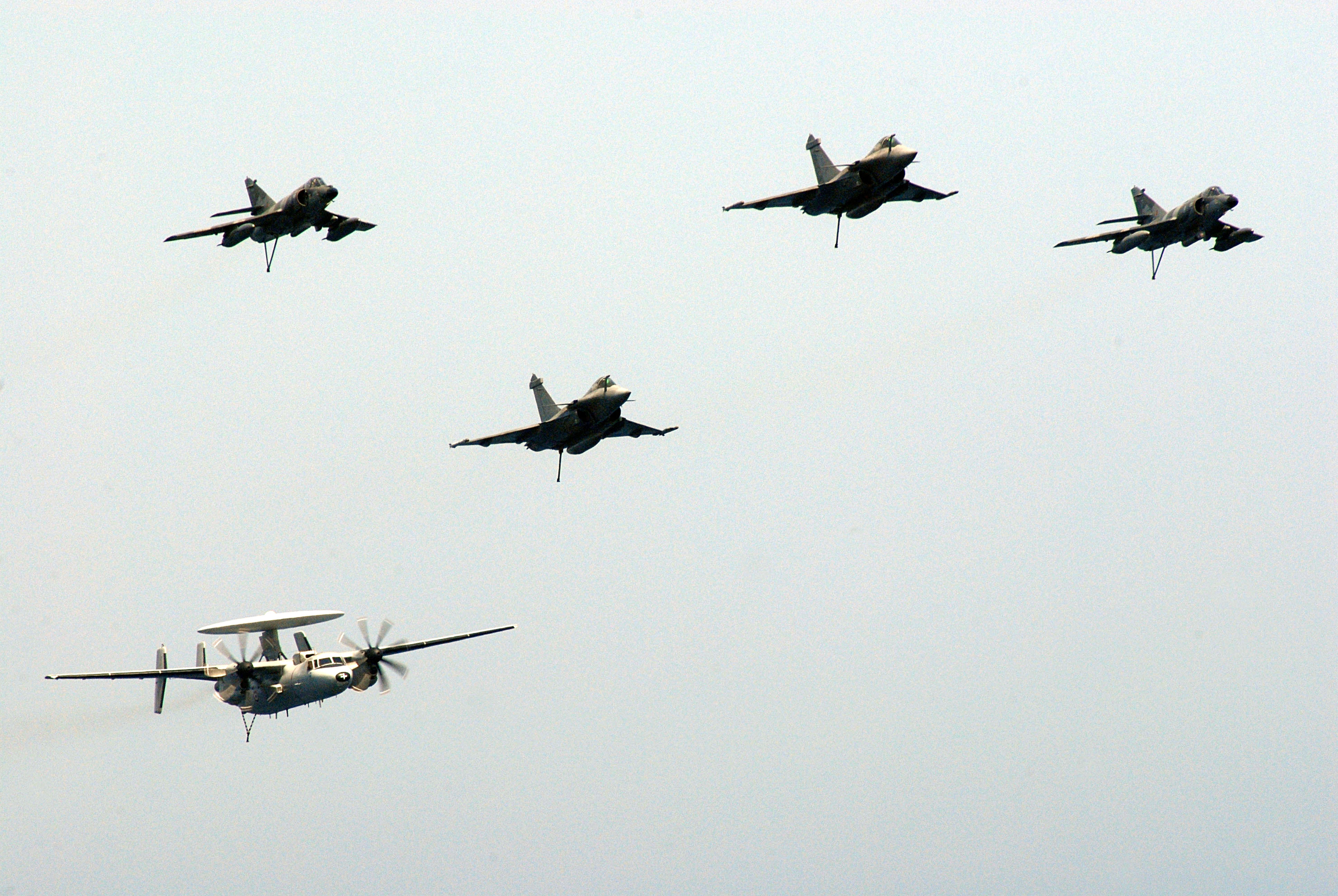 FS_Charles_De_Gaulle%27s_Rafales,_Super-Etendards_and_Hawkeye.jpg