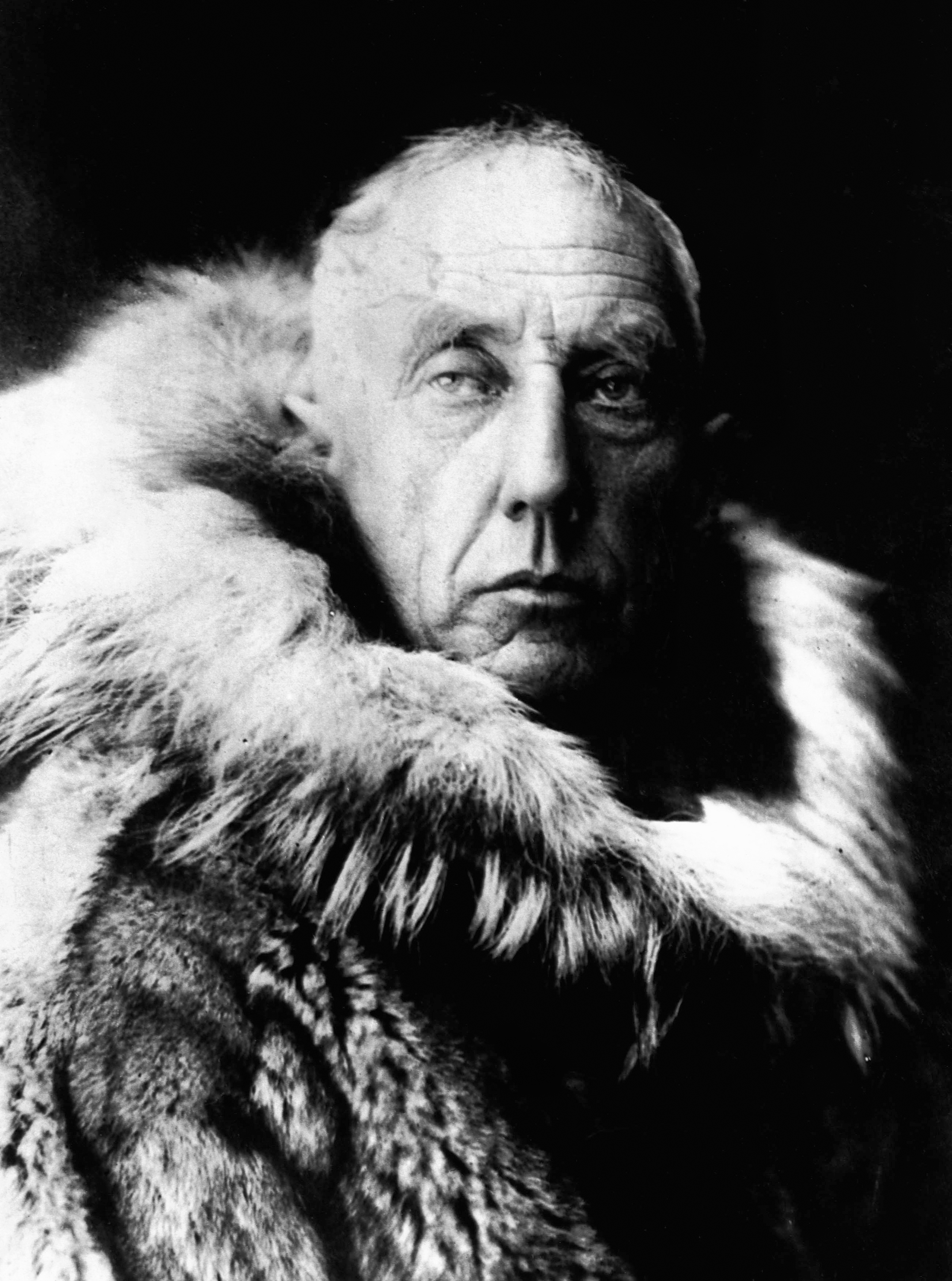 Amundsen_in_fur_skins.jpg