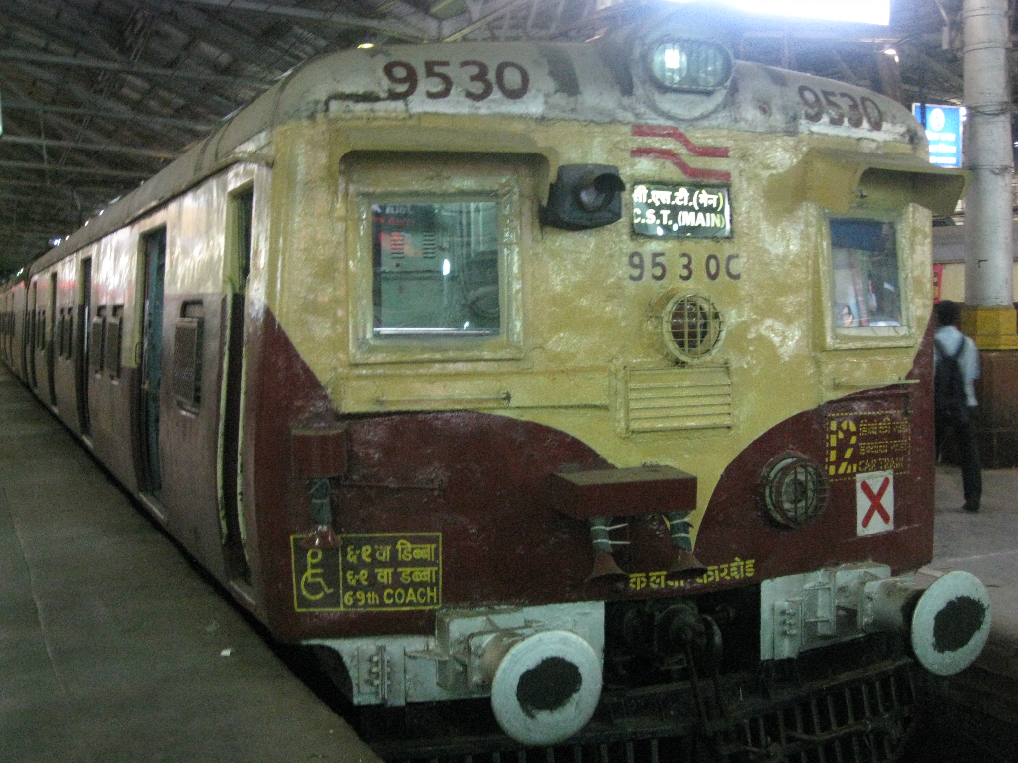 Mumbai_suburban_railway_emu_5.JPG