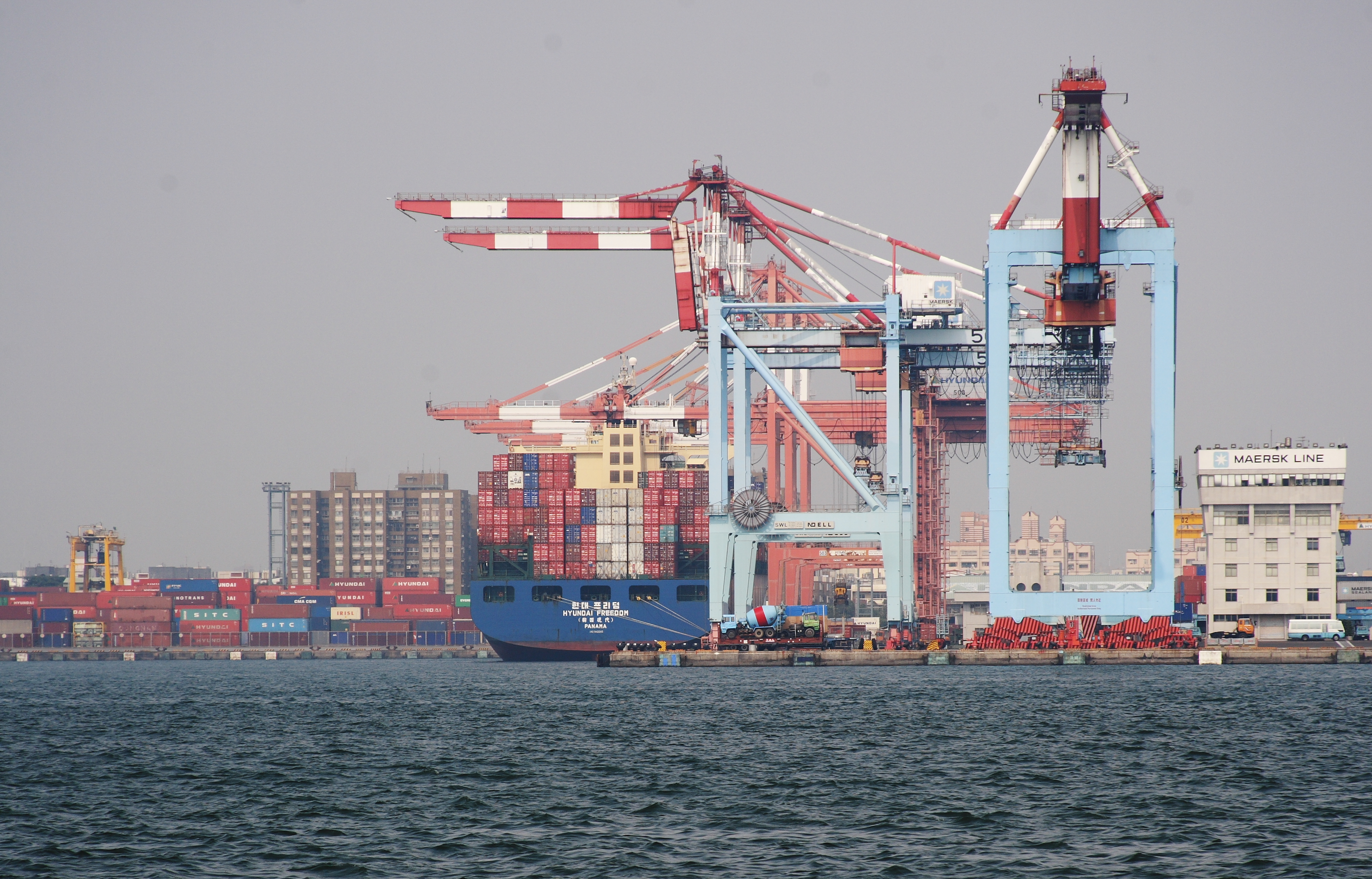 Shipping-container_Kaohsiung_Harbour.jpg