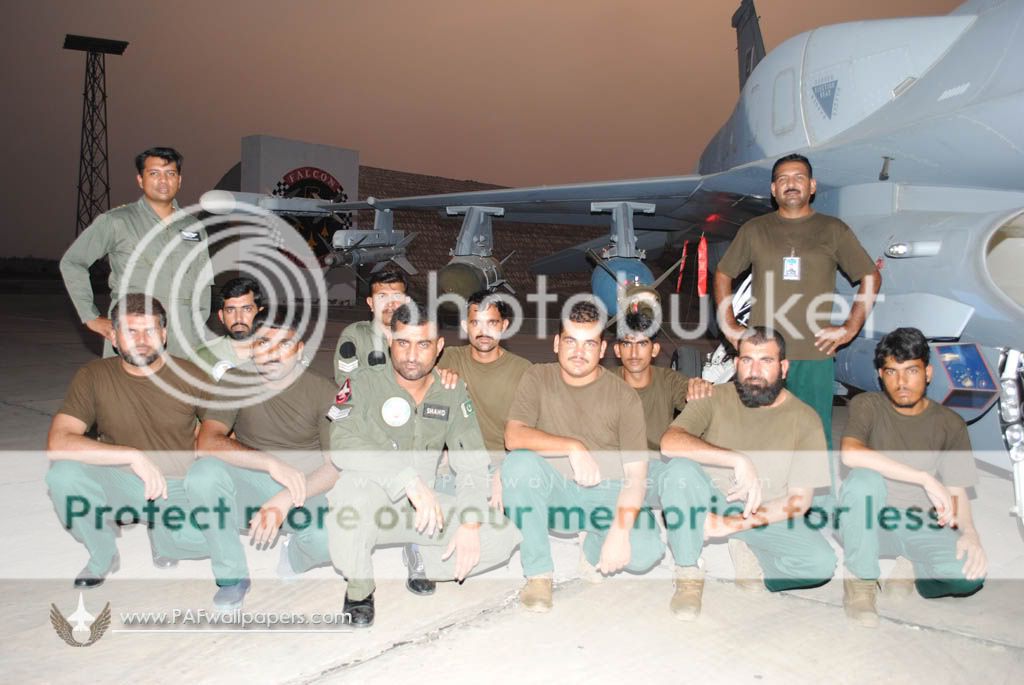 F-16_bk52_engg_crew.jpg