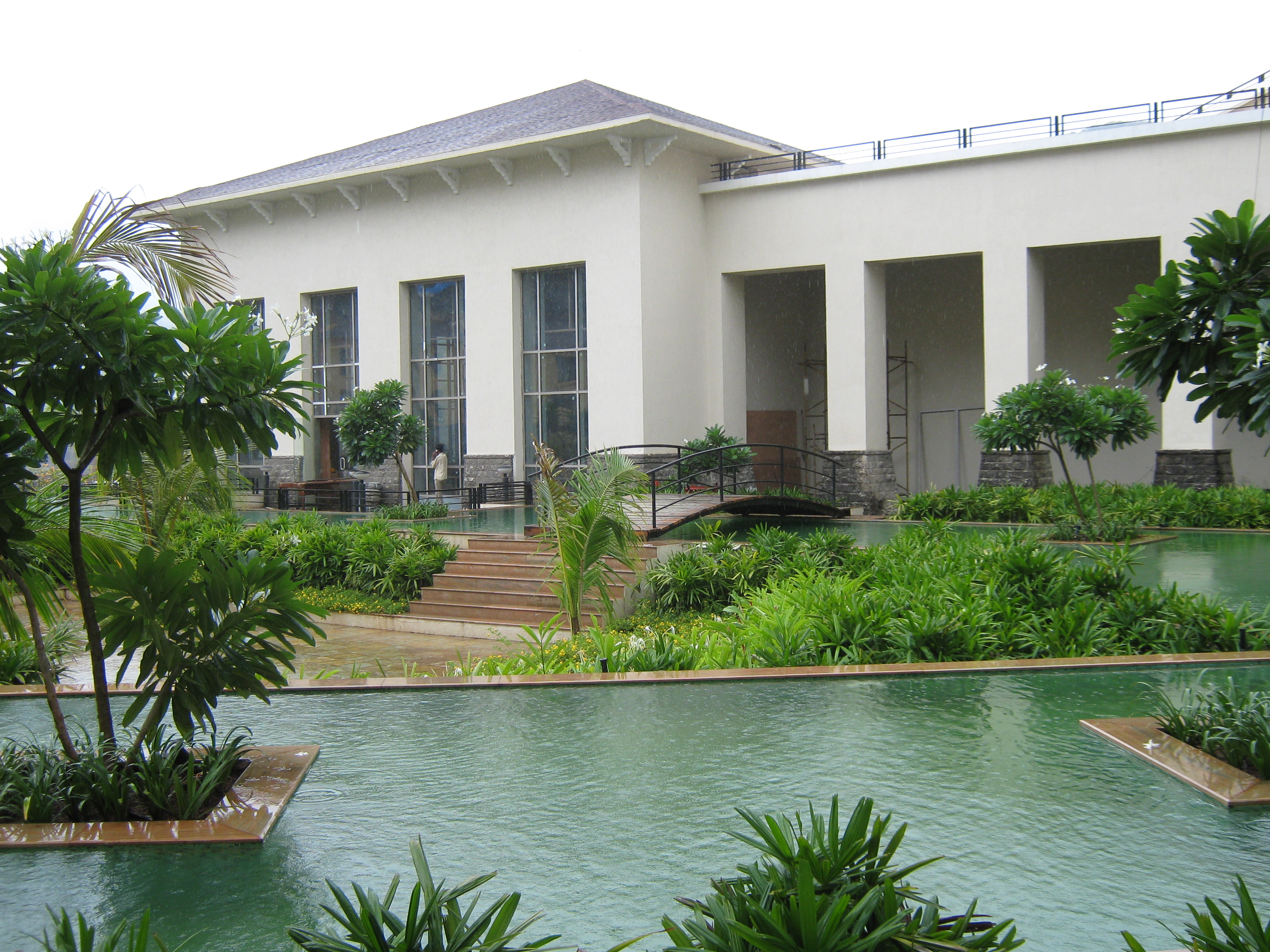 Lavasa_Fortune_Hotel_courtyard,_Lavasa,_Maharashtra.jpg