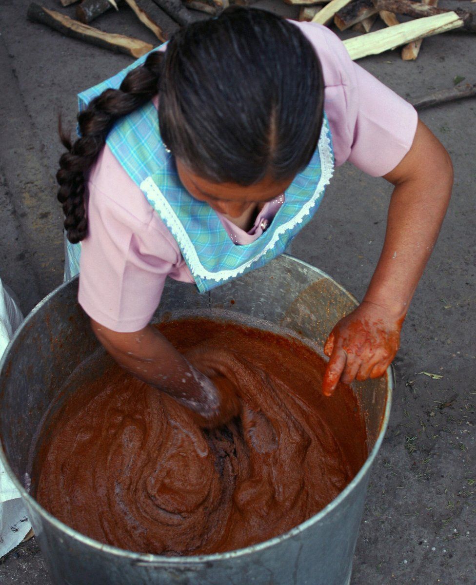 A woman stirring ixkimoll