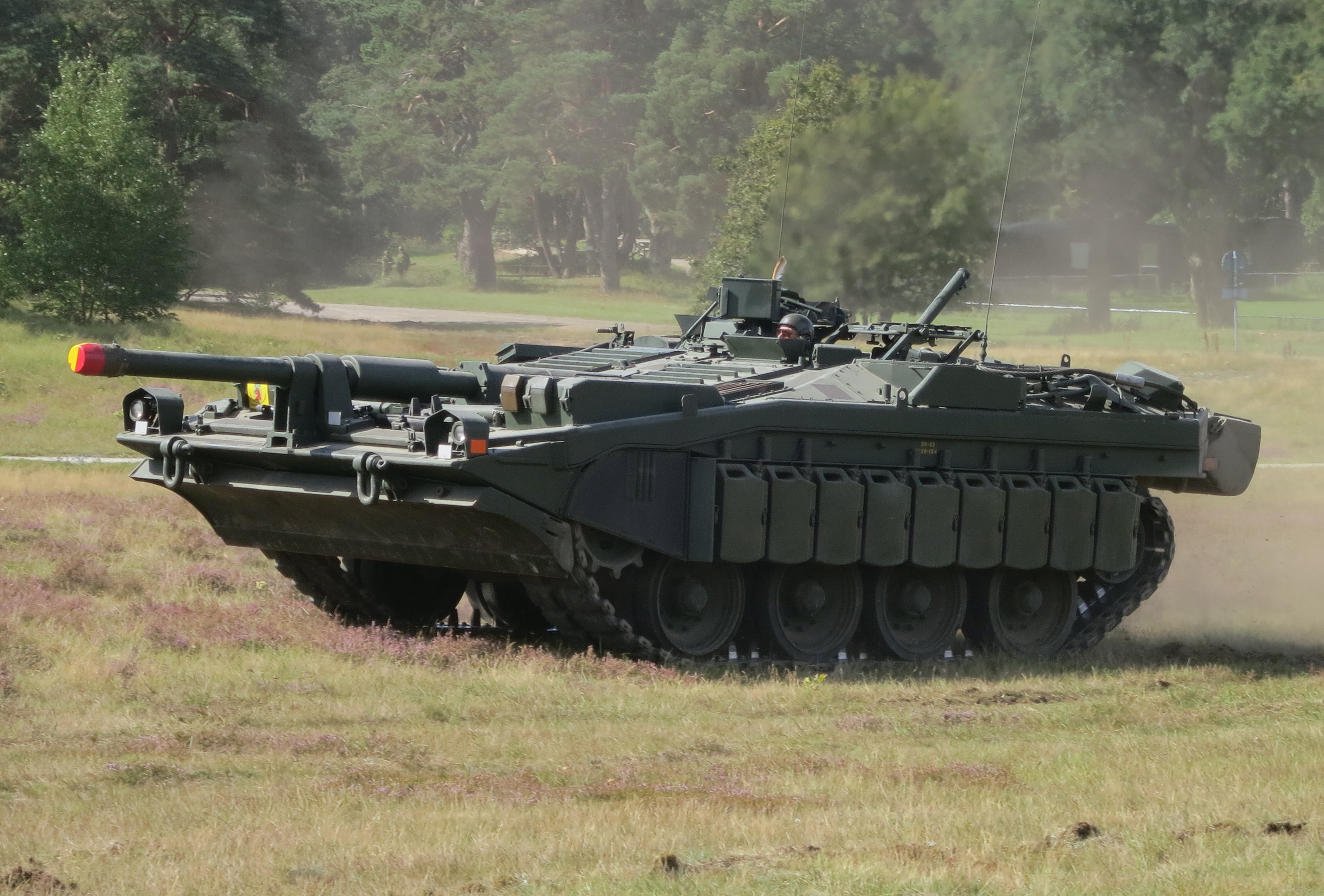 Stridsvagn_103_Revinge_2013-1.jpg