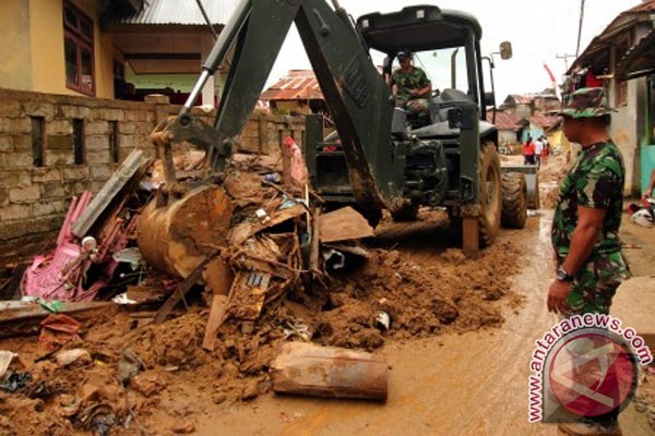 20130805bersihkan-sampah.jpg