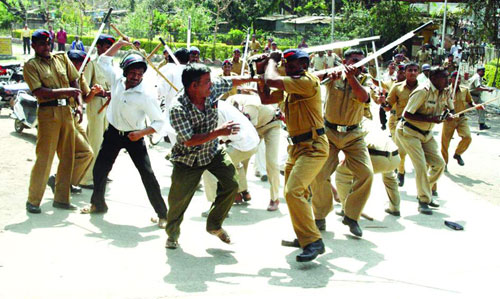 1204210557_police-beating-hindus2.jpg