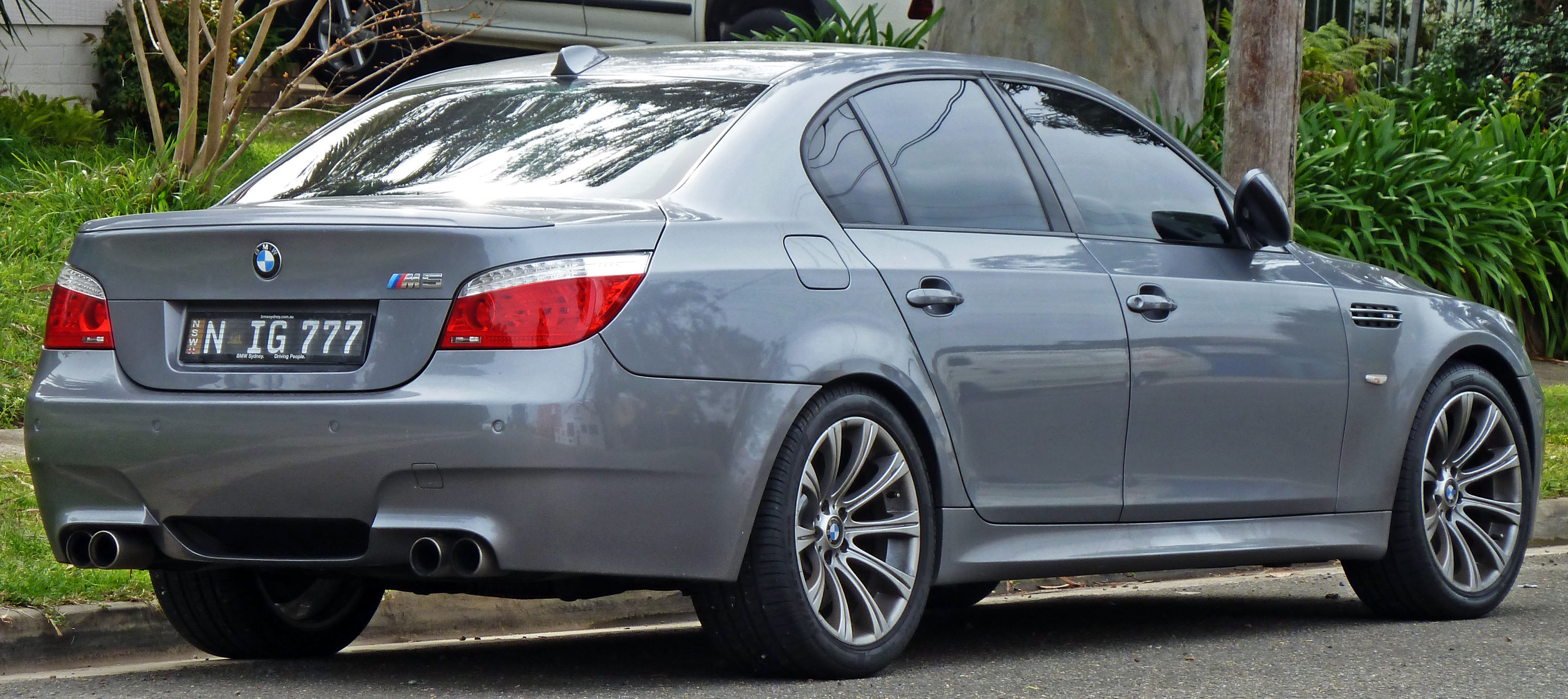 2007-2010_BMW_M5_(E60)_sedan_02.jpg