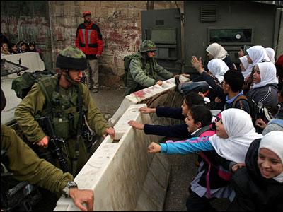 1212611191palestinian_students_israelis.jpg