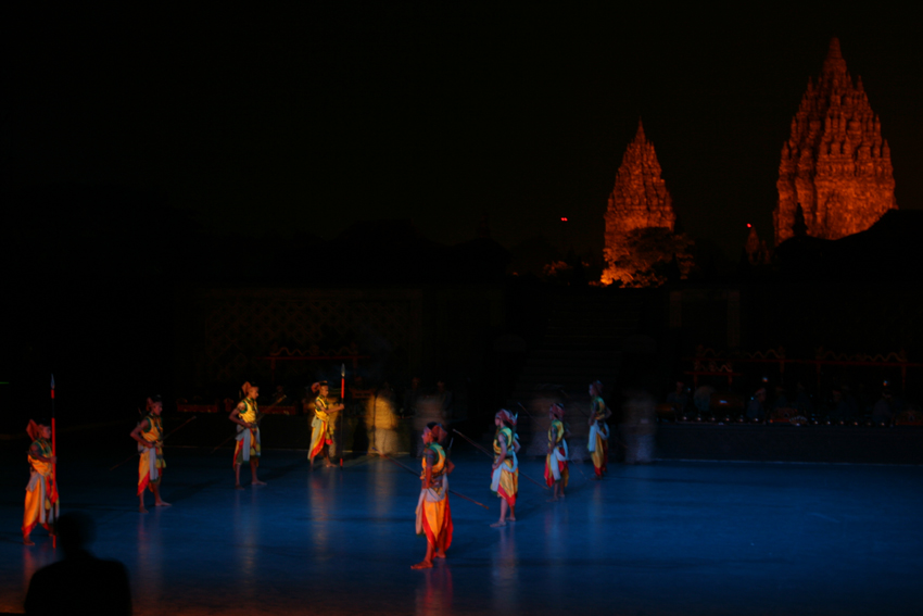 Ramayana_dance_performance_at_Prambanan_Temple.jpg