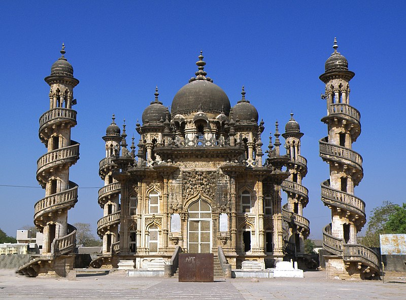 800px-Bahauddin_Makbara%2C_Junagadh.jpg