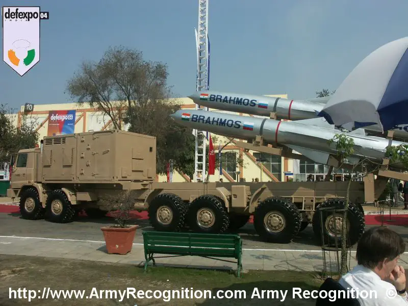 Brahmos_Missile_DefExpo_2004_India_01.jpg